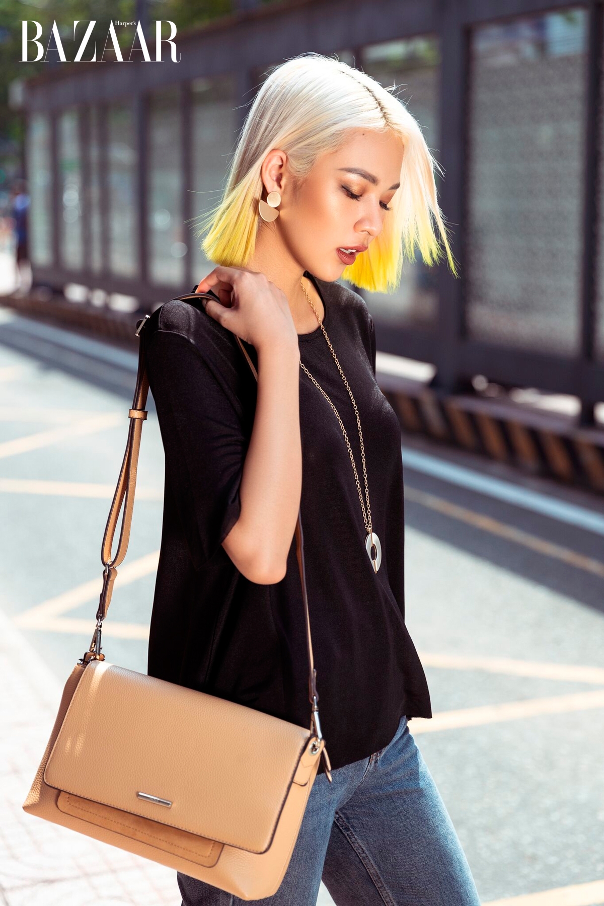 Bông tai Blog Medium. Áo Essential Blouse. Túi cross body Riscada màu beige. phụ kiện thời trang PARFOIS phụ kiện thời trang PARFOIS_des_new_eeu3w9tg