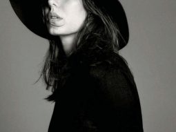 Yves Saint Laurent Thu Đông 2018: Thanh Xuân Gợi Cảm