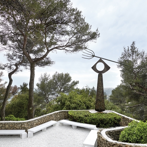 Khuôn viên nhìn ra đỉnh đồi Colline des Gardettes của Maeght Foundation, nơi trình diễn bộ sưu tập Cruise 2019 của Louis Vuitton. Bộ sưu tập Cruise 2019 của Louis Vuitton_3
