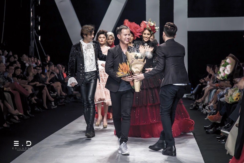 Từ trái qua: Nhà thiết kế Vincent Đoàn tại VIFW 2018; Thiết kế thuộc BST "Bold Fun Forever"của Vincent Đoàn. Nhà thiết kế Claret Giang Lê