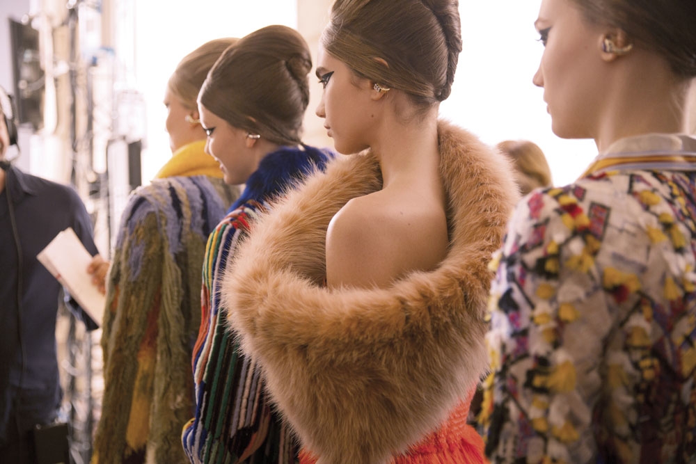 bộ sưu tập nhà mốt Fendi vối thiết kế của Karl Lagerfeld tay nghề nhà xưởng Fendi với NTK Karl Lagerfeld