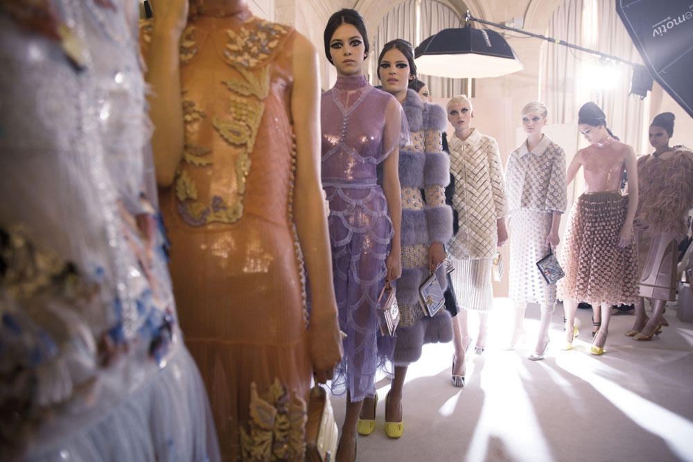 tay nghề nhà xưởng Fendi với NTK Karl Lagerfeld