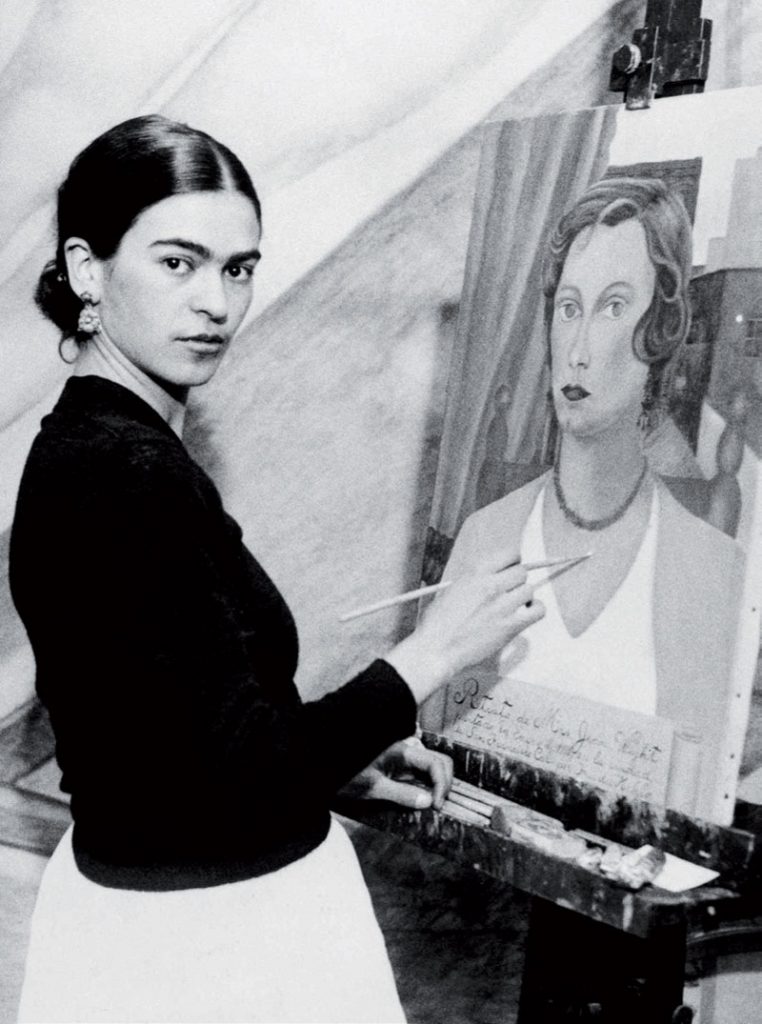 Frida Kahlo bên giá vẽ. Tronh ảnh, bà đang vẽ bức tranh Portrait of Mrs. Jean Wight (1931) Frida Kahlo