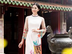 Vốn quen thuộc với hình ảnh hiện đại trong các bộ cánh lộng lẫy tại những sự kiện; hay trang phục thời trang đời thường; Hoa hậu Tiểu Vy lạ lẫm khoe nét dịu dàng khác biệt; khi xuống phố với tà ào dài của NTK Ngô Nhật Huy được thiết kế dành riêng cho nàng hậu 18 tuổi. Bộ sưu tập áo dài “Mơ Xuân” lấy ý tưởng từ những ký ức tuổi thơ; những vách ngói cổ Hội An; cành mai đào; lồng đèn đỏ một thuở xuân xưa ùa về trong từng góc phố cổ; NTK Ngô Nhật Huy đã vẽ nên một giấc mơ xuân mà ở đó có từng ký ức giấc mơ của một thời thơ ấu đã qua. Vốn là người con của của vùng đất cổ kính Hội An; khoác lên thiết kế xuân lấy cảm hứng từ chính quê hương của mình; Tiểu Vy càng làm tôn lên đường nét duyên dáng của cô gái Việt trong tà áo dài truyền thống. Điểm đặc biệt; những thiết kế áo dài không chỉ giữ nguyên form dáng cũ mà còn được cách tân khéo léo trong từng chi tiết tay hay cổ áo; vừa cổ điển lại vừa hiện đại như nhan sắc Tiểu Vy. Chất liệu lụa bóng và gấm xuyên suốt trong BST và lối phối màu tươi sáng trên từng thiết kế; cùng khung cảnh chùa cổ khói hương; trên tay cầm nhành mai đào; cả một không khí Tết thân thương như ùa về trước mắt. Kể từ ngày đăng quang và trở về từ Miss World 2018; Hoa hậu Tiểu Vy ngày càng được sự ủng hộ của khán giả bởi nhan sắc ngày càng thăng hạng và sự xuất hiện liên tục từ các sự kiện giải trí và cộng đồng. Áo dài: Ngô Nhật Huy Make up : Hiwon Photo: Lê Thiện Viễn