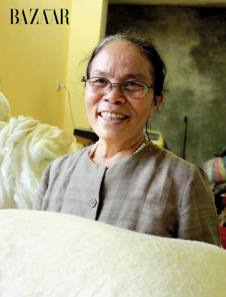 Nghệ nhân Phan Thị Thuận, người buộc con tằm "đi bộ Lụa tơ tằm