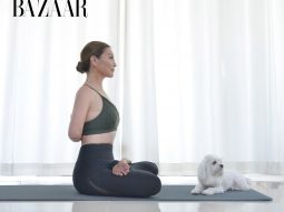 tập Yoga tại nhà Tư thế ngồi thiền chắp tay ra sau