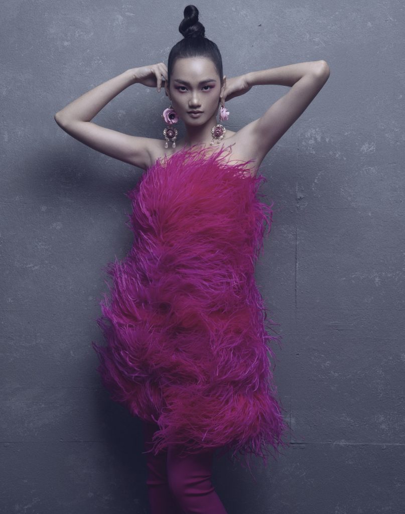 Áo thun ôm kẻ sọc màu phối cùng chân váy phồng kẻ sọc hình học, hoa tai đính sequin to bản MIX AND MATCH của Đỗ Mạnh Cường