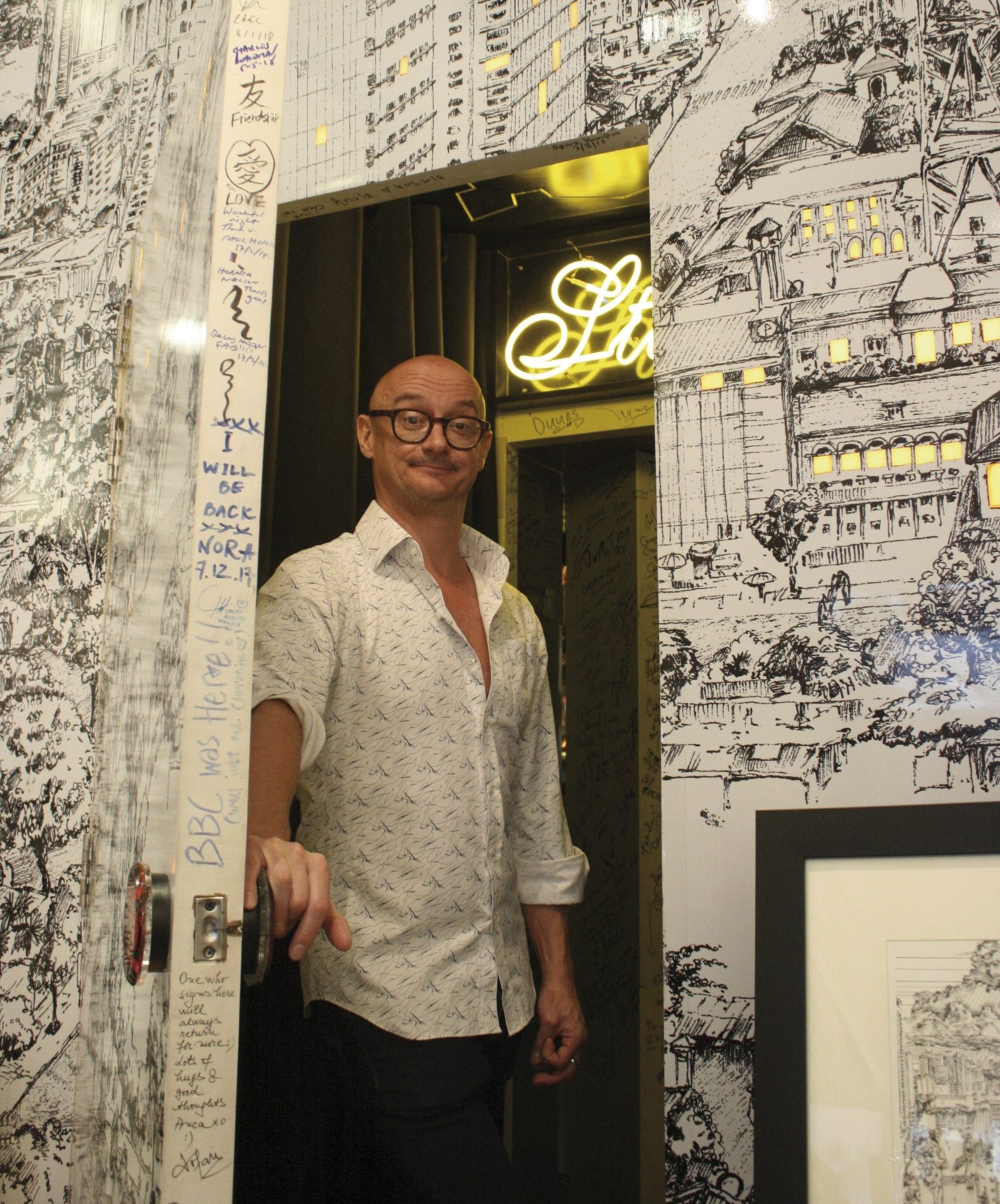 Richie Fawcett mở cửa quầy bar bí mật sau tường tranh phác họa Quận 1