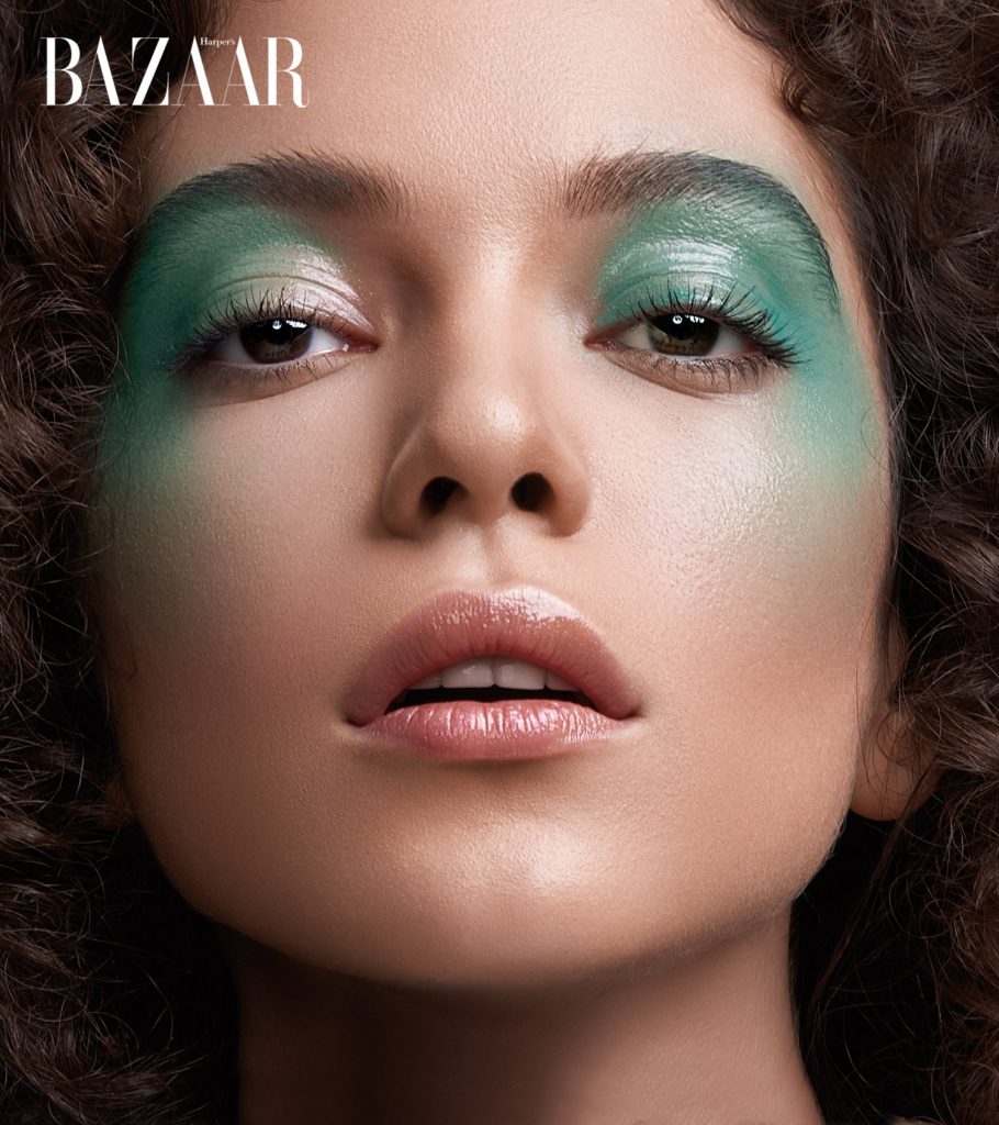 Bầu mắt của nàng mẫu được phủ gam màu xanh turquoise được ví như hồ nước trong xanh. Sắc cam nude bóng của đôi môi tựa hình ảnh phản chiếu của chú cá vẫy vùng trong nước. Cuộc sống bất tử qua nét đẹp cổ điển của nàng thơ Rhamnousia 03