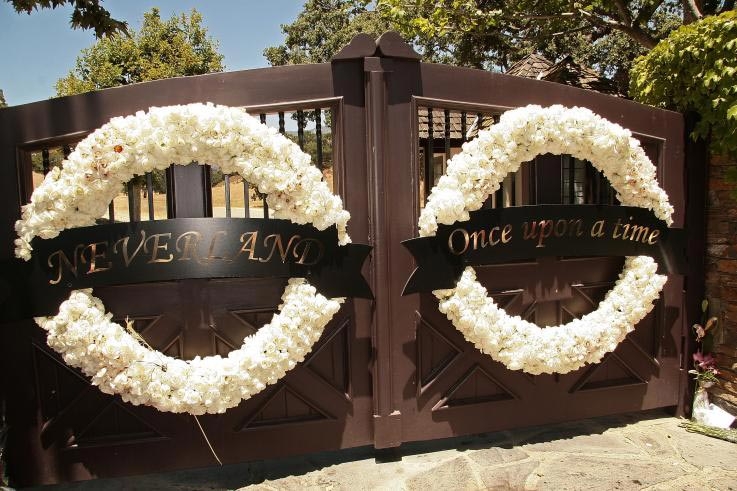 Cổng chào của trang trại Neverland như mời chào khách đến thế giới của trẻ thơ, với hàng chữ "Ngày xửa ngày xưa" được in thếp vàng