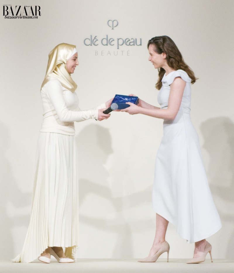 Thương hiệu Cle de Peau Beaute ra mắt chương trình Tỏa sáng sức mạnh tri thức với giải thưởng đầu tiên dành cho Muzoon Almellehan (trái).