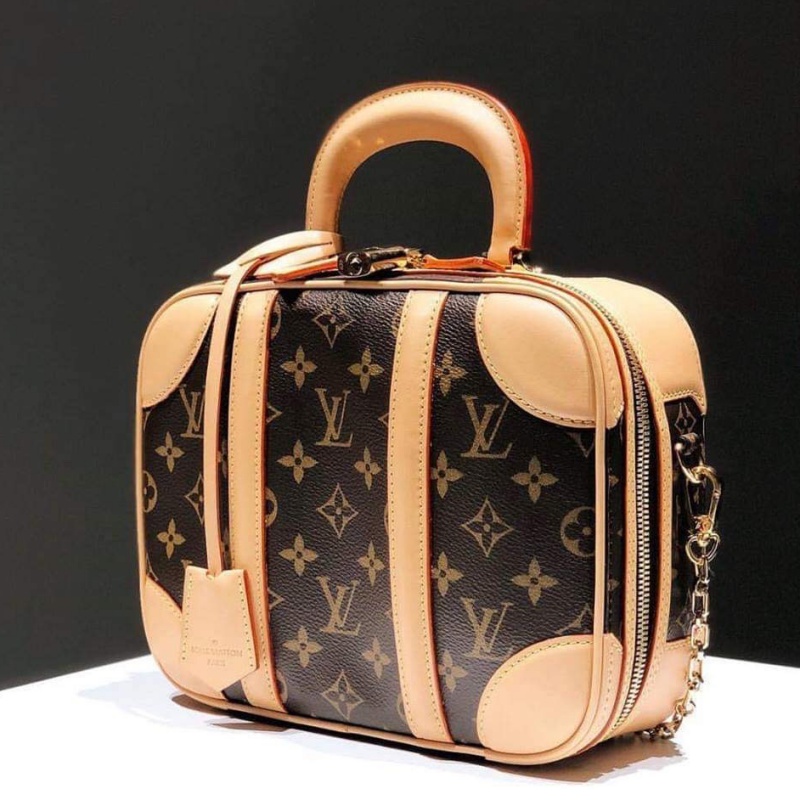 Đúng với tên gọi, chiếc túi xách Mini Luggage của Louis Vuitton như một chiếc vali thu nhỏ