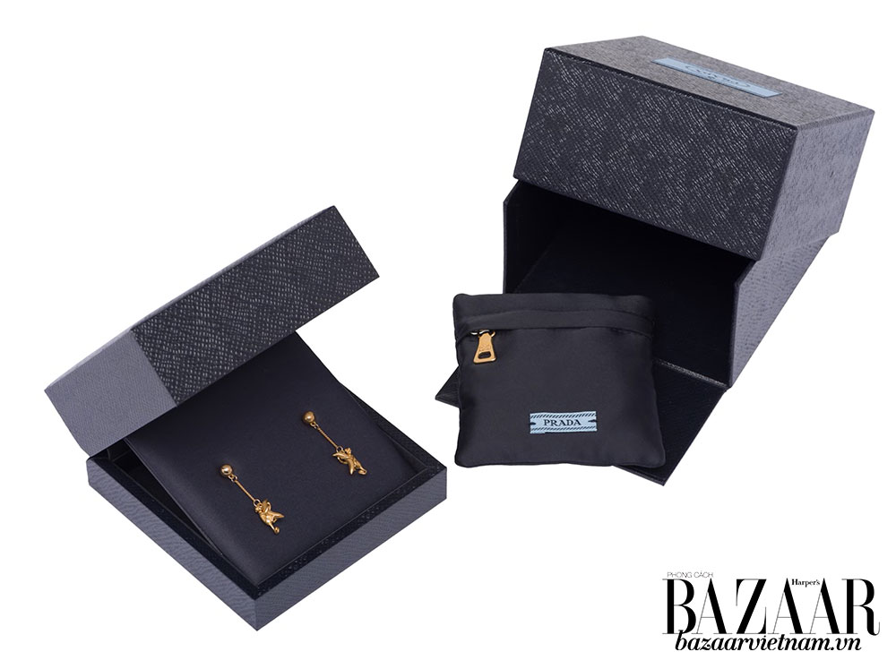 Trang sức Prada cao cấp sẽ được trình bày trong hộp nữ trang đồng nhất với thiết kế minimalist của hãng.