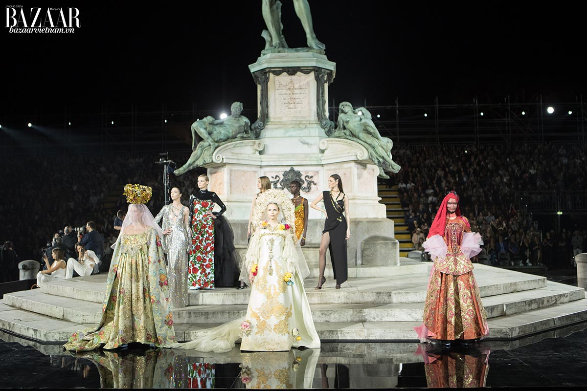 Đêm diễn kết thúc với các thiết kế áo cưới từ Christian Lacroix