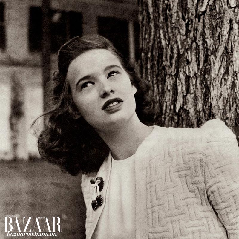 Hình chụp Gloria Vanderbilt năm 17 tuổi, trên tạp chí Harper's Bazaar Mỹ
