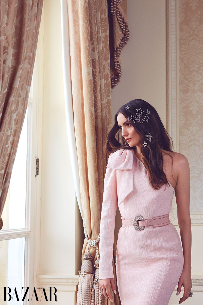 Đầm, Rebecca Vallance. Dây nịt, Zuhair Murad. Phụ kiện cài tóc, John Nollet. Nhẫn, Annoushka.
