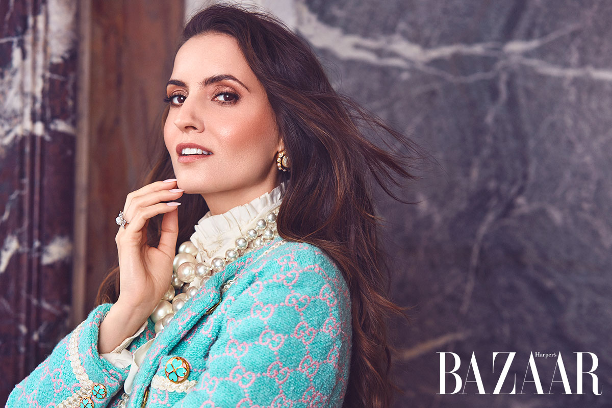 Áo khoác, sơ-mi và vòng cổ, Gucci. Nhẫn, Lara Heems. Bông tai, Vintage Givenchy tại Susan Caplan.