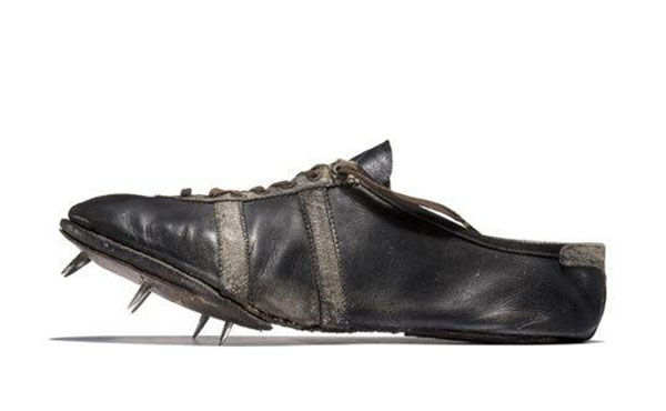 Mẫu giày 2 sọc của Gebrüder Dassler Schuhfabrik, công ty đầu tiên của Adolf Dassler và anh trai