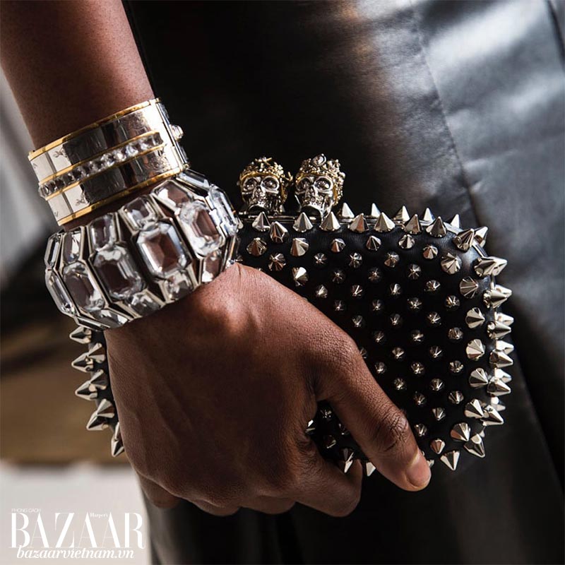 Các thiết kế đầu lâu của Alexander McQueen chi tiết và sắc sảo. Những sản phẩm đạo nhái không thể nào đạt được độ tinh tế như sản phẩm gốc. Chỉ cần thấy biểu tượng đầu lâu là chúng ta phải nghĩ đến McQueen.
