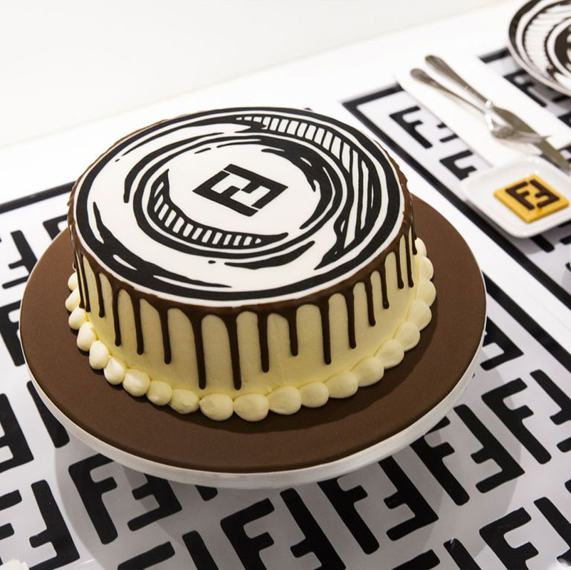 Chiếc bánh ngọt vẽ phong cách của Joshua Vides, đi kèm logo Fendi "FF"
