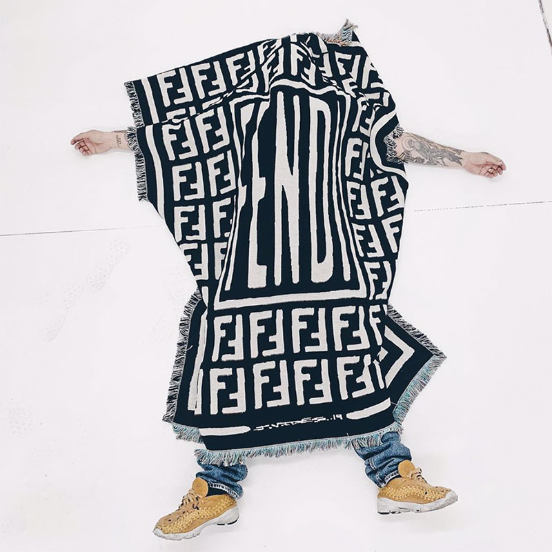 Chăn Fendi được Joshua Vides quảng bá trên