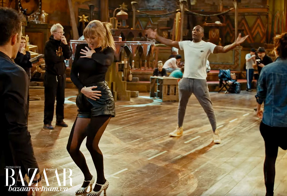 Một cảnh tập luyện của Taylor Swift và Idris Elba cho bộ phim nhạc kịch Cats