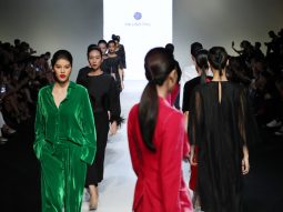 Trầm trồ kỹ thuật đính lông vũ trong BST Pre-Fall 2019 của HA LINH THU