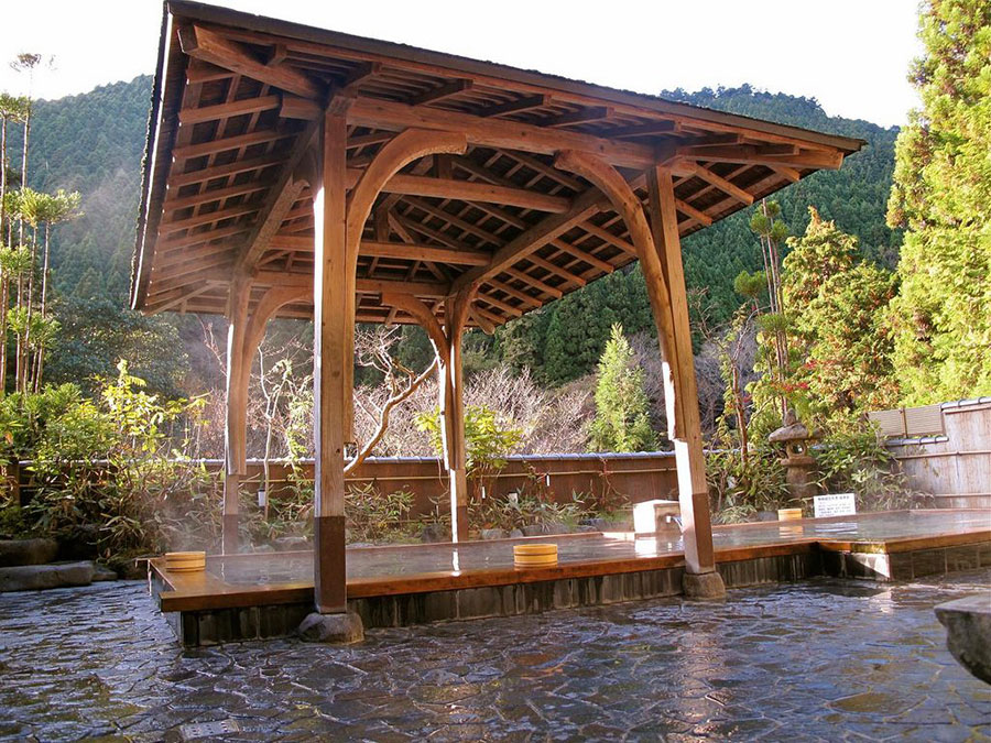 Nắng sớm tại hồ nước nóng lộ thiên ở Kurama Onsen