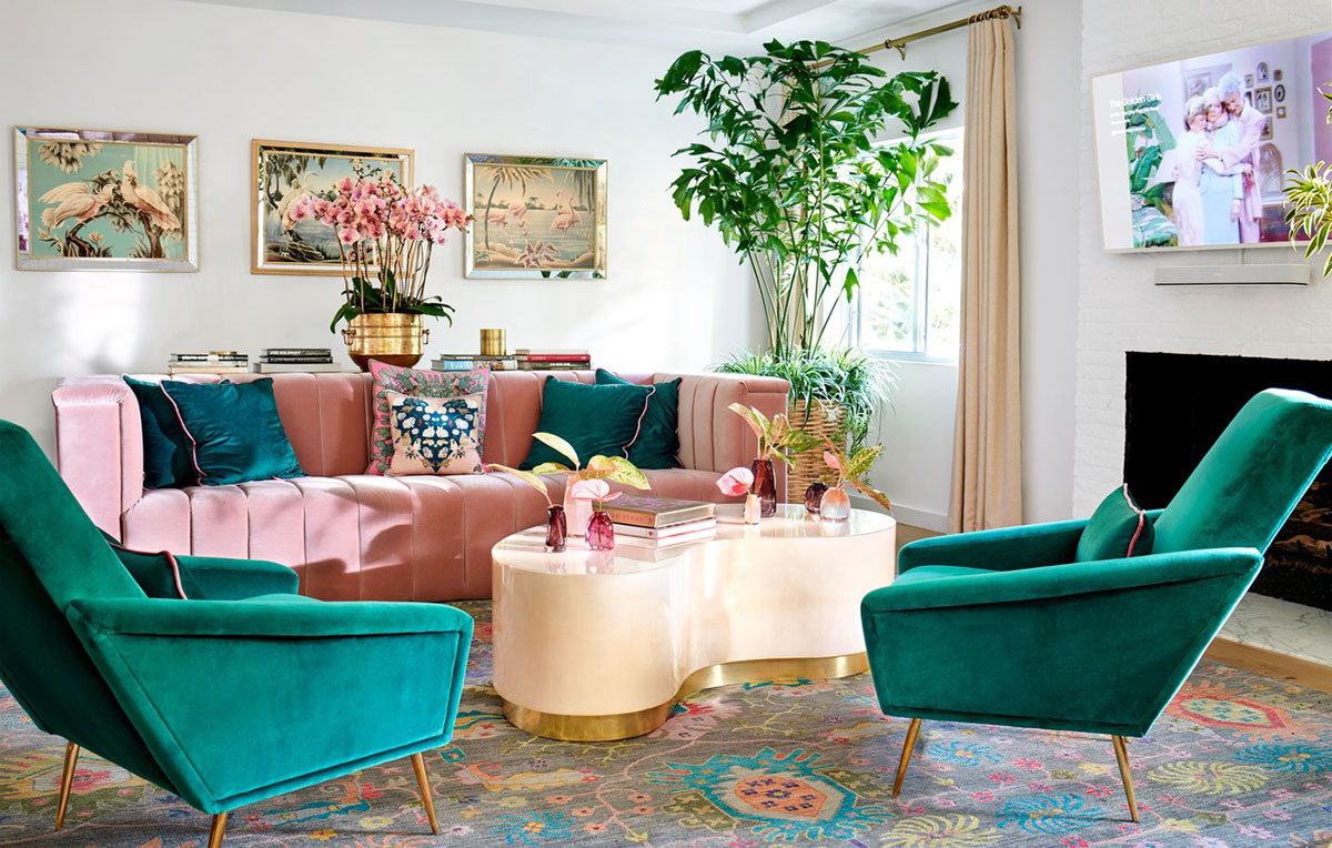 Phòng khách nhỏ nhắn với bộ sofa bằng nhung màu kẹo của Bakarian Studio. Bàn cocktail và tranh vintage.