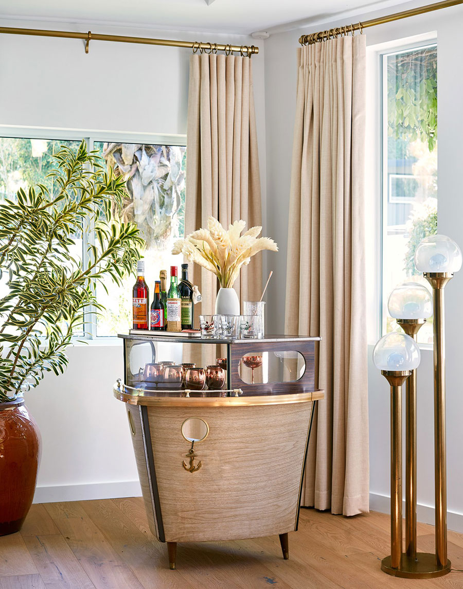 Gam màu beige trang nhã của quầy bar vintage rất hợp với đèn chân đồng thau.