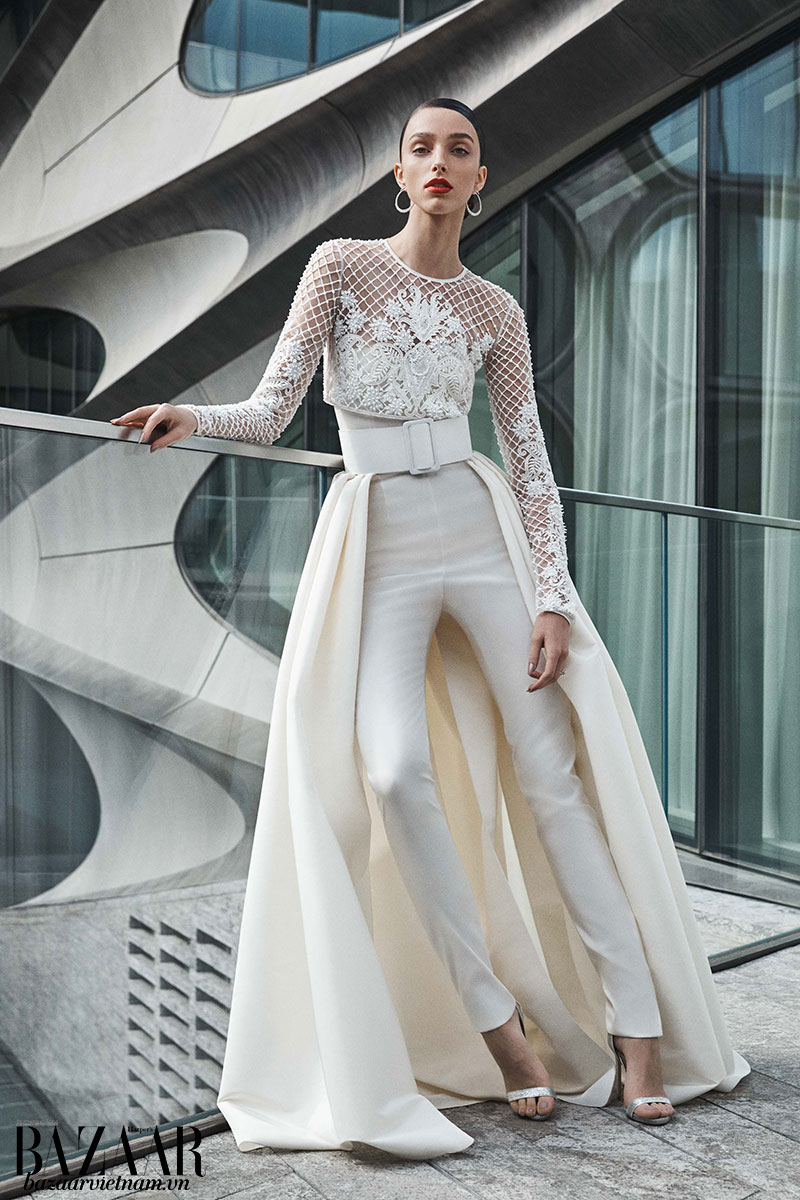 Mẫu thiết kế của Naneem Khan mùa Thu Đông 2019. Nữ tính không chỉ nhờ đuôi dài, mà còn vì các họa tiết ren trên phần thân áo.