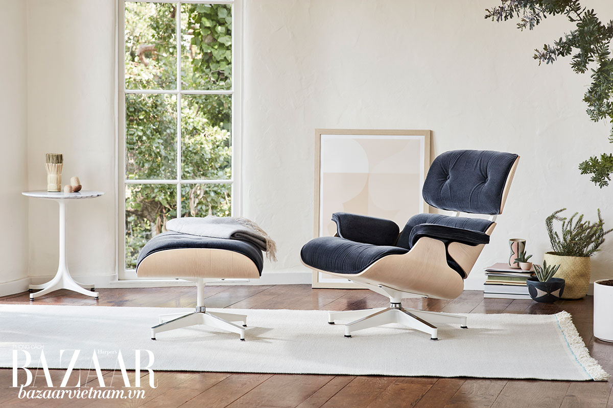 Ghế Eames và đôn chân, thương hiệu Herman Miller. Đường dáng tinh giản, không cầu kỳ, phối gỗ với da thuộc, là những nét đặc trưng của phong cách thiết kế nội thất mid-century modern