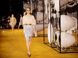 NHỮNG GAM MÀU TRẦM THỐNG TRỊ BST BURBERRY XUÂN HÈ 2020