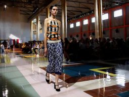 PRADA XUÂN HÈ 2020 KHÔNG CÒN CHẠY THEO XU HƯỚNG