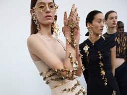 SCHIAPARELLI HAUTE COUTURE XUÂN 2020: THẾ GIỚI SIÊU THỰC CỦA ELSA SCHIAPARELLI
