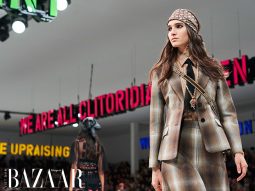 CHRISTIAN DIOR THU ĐÔNG 2020 CỰC KỲ THỜI SỰ KHI GIĂNG KHẨU HIỆU NỮ QUYỀN