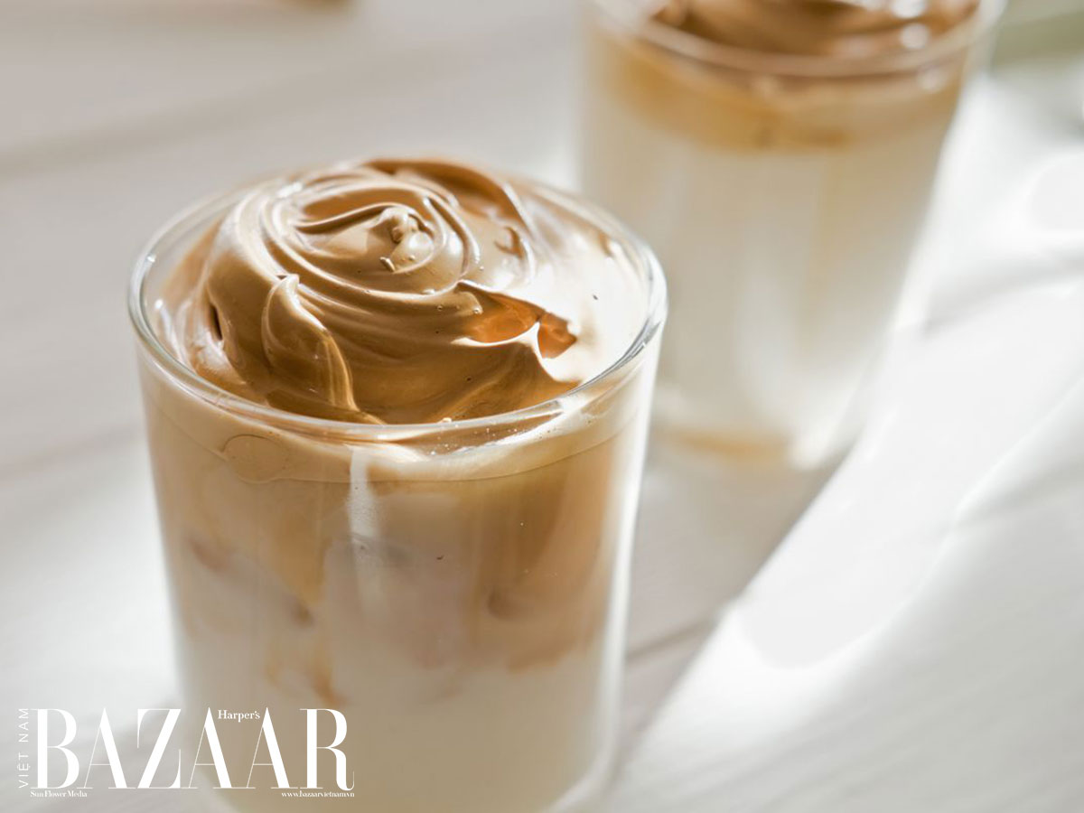 Cà phê dalgona dẻo quánh vui mắt nhưng vừa nhiều đường vừa nhiều caffeine, dễ khiến bạn cảm thấy mệt mỏi về lâu dài. 