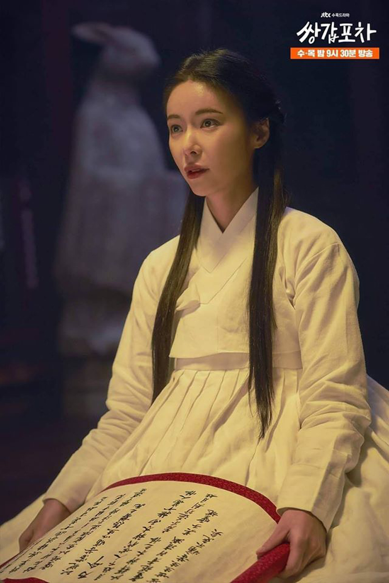 Hwang Jung Eum trong lớp lót hanbok cổ truyền trắng