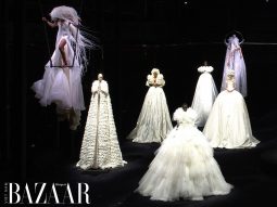 Valentino Haute Couture Thu Đông 2020 mang người mẫu bay lơ lửng trên không trung