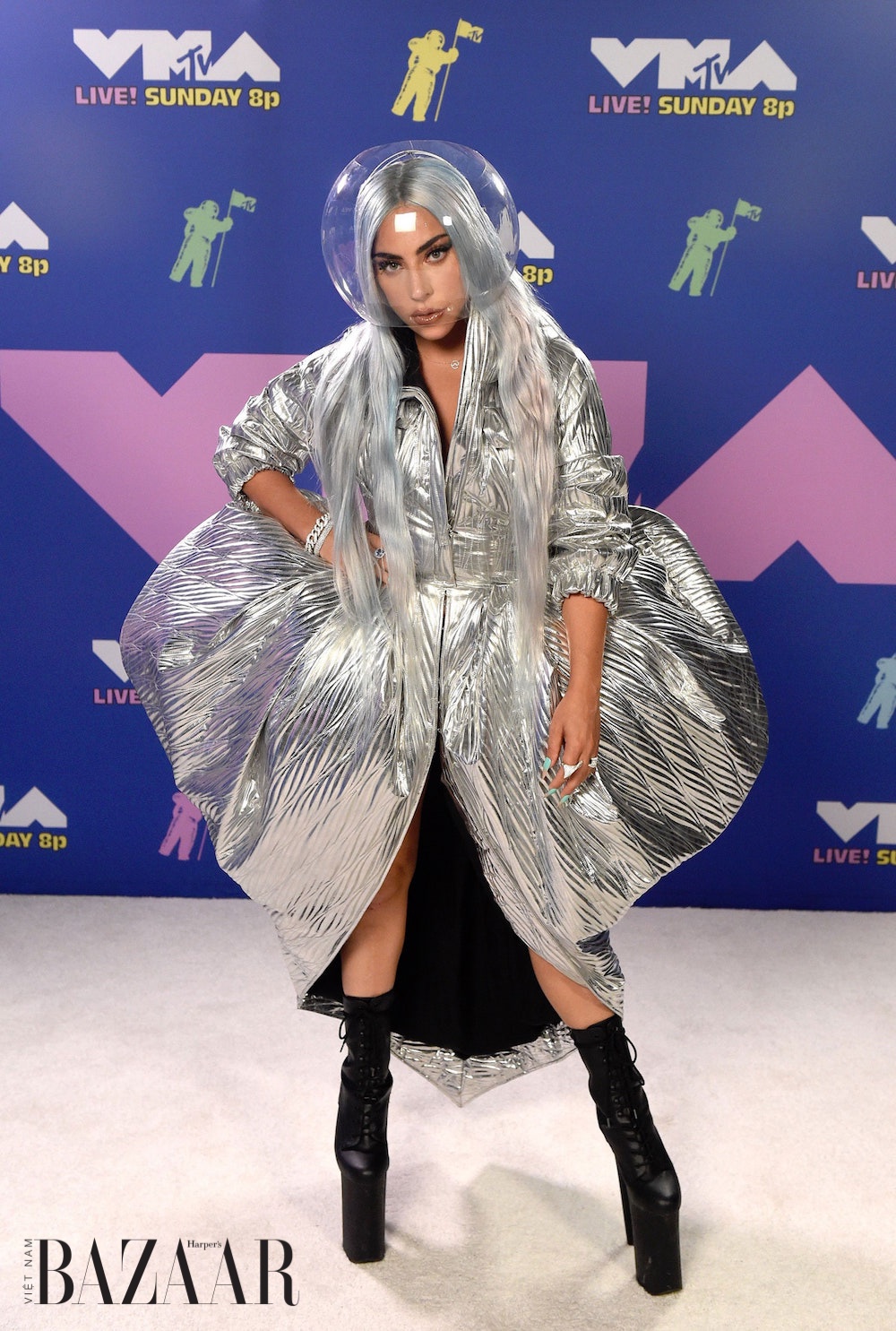 Lady Gaga khuấy đảo VMA với trang phục Haute Couture và ...khẩu trang!