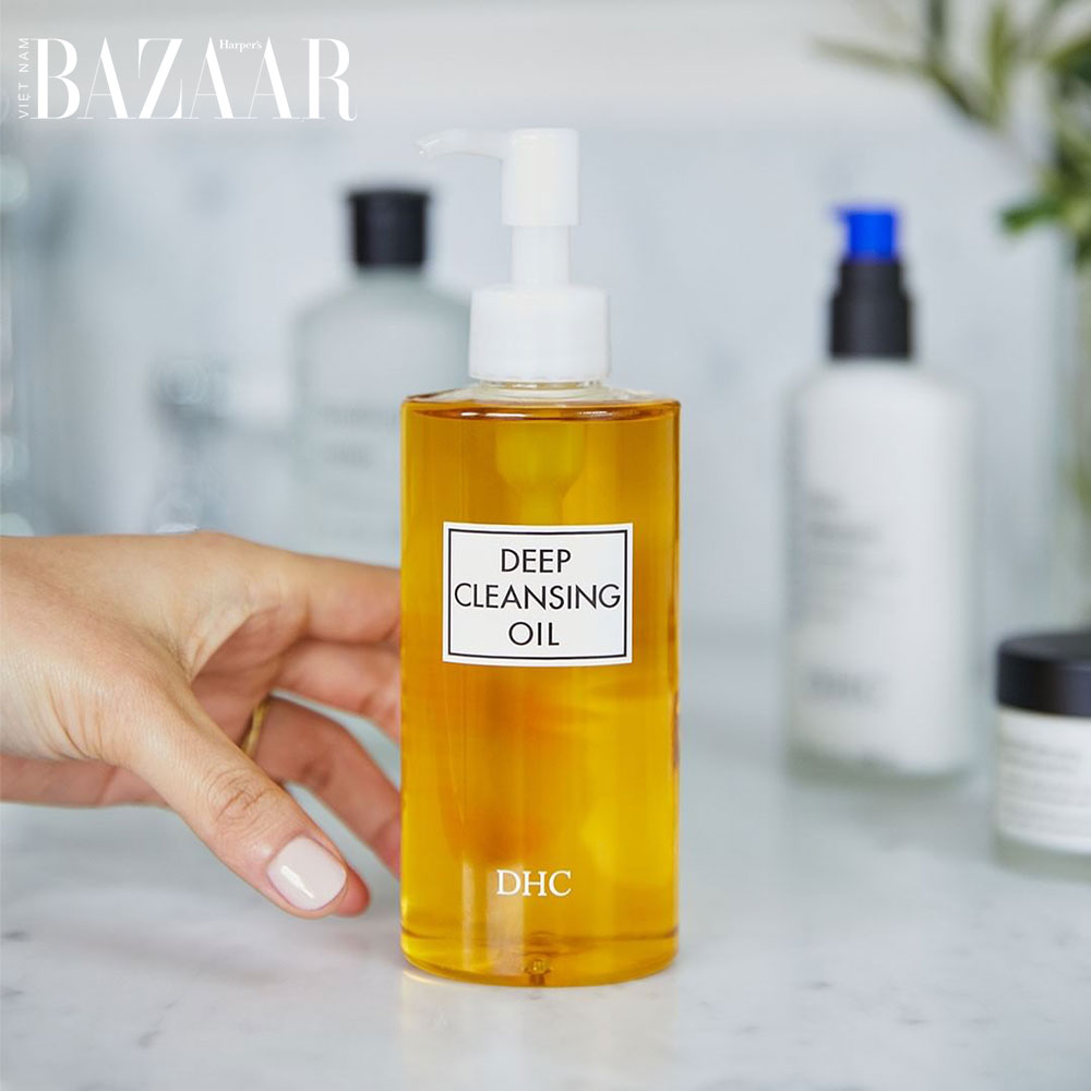 Bước 1 của xu hướng dưỡng da mochi skin: Rửa mặt hai bước