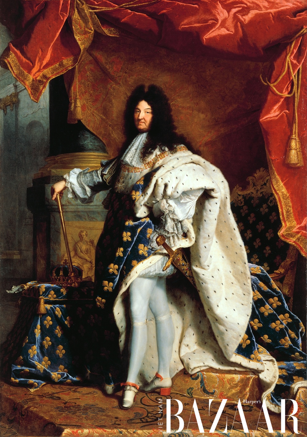 Vua Louis XIV trong áo khoáng bằng nhung và lông chồn ermine. Tranh sơn dầu do Hyacinthe Rigaud thực hiện năm 1701. Ảnh: Bảo tàng Louvre