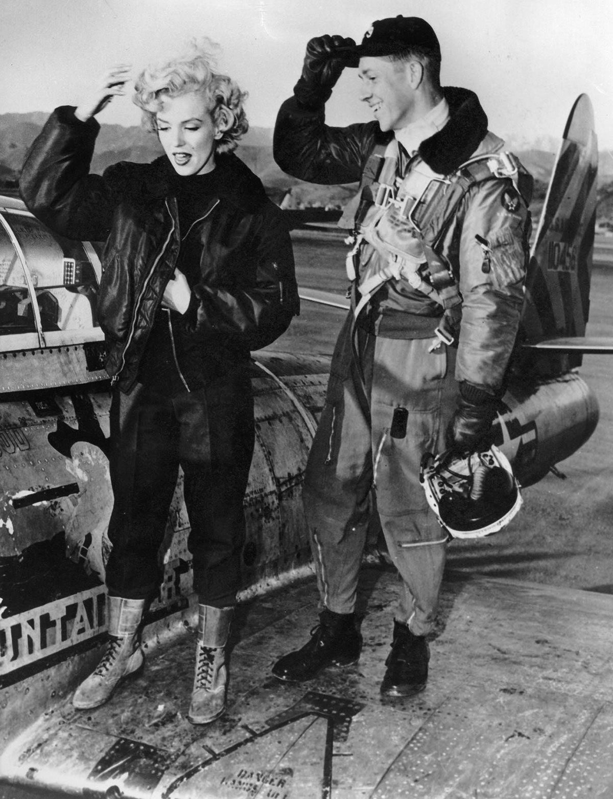 Marilyn Monroe mặc áo khoác B-15