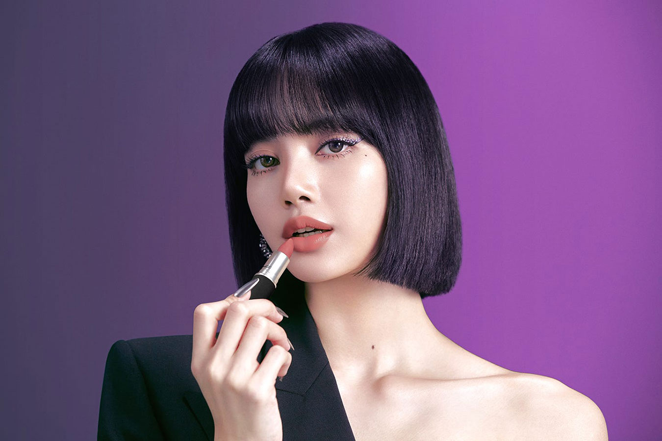 Lisa Manoban của BLACKPINK bật mí bí quyết tô son môi để có bờ môi căng mọng