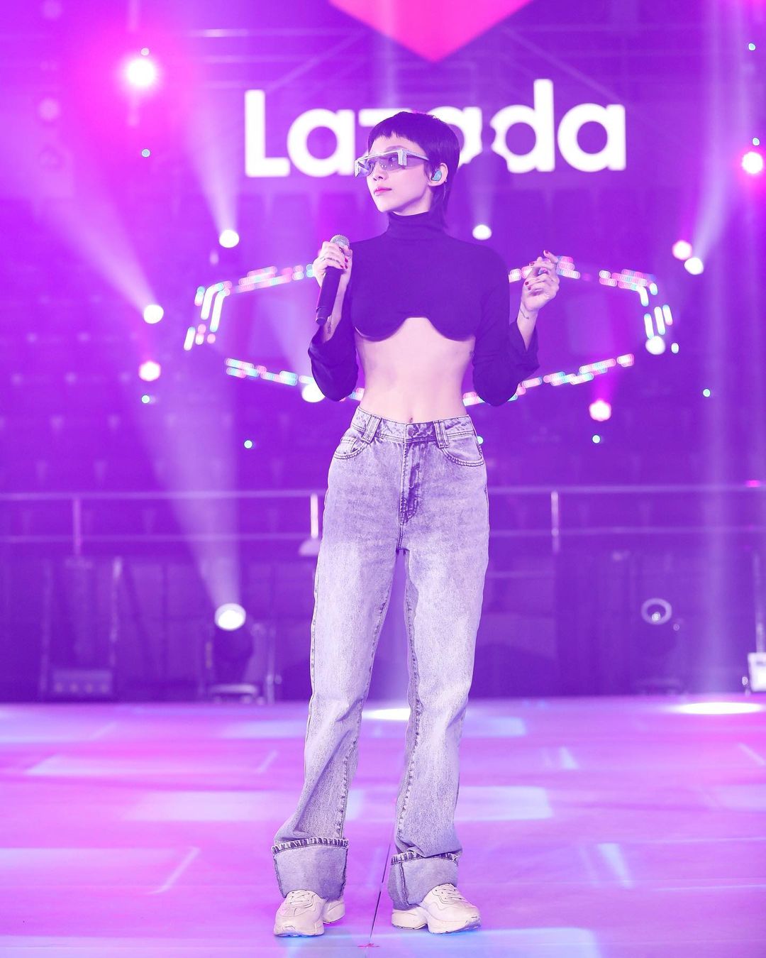 Học Tóc Tiên cách diện áo crop top siêu ngắn quyến rũ mà không phô phang
