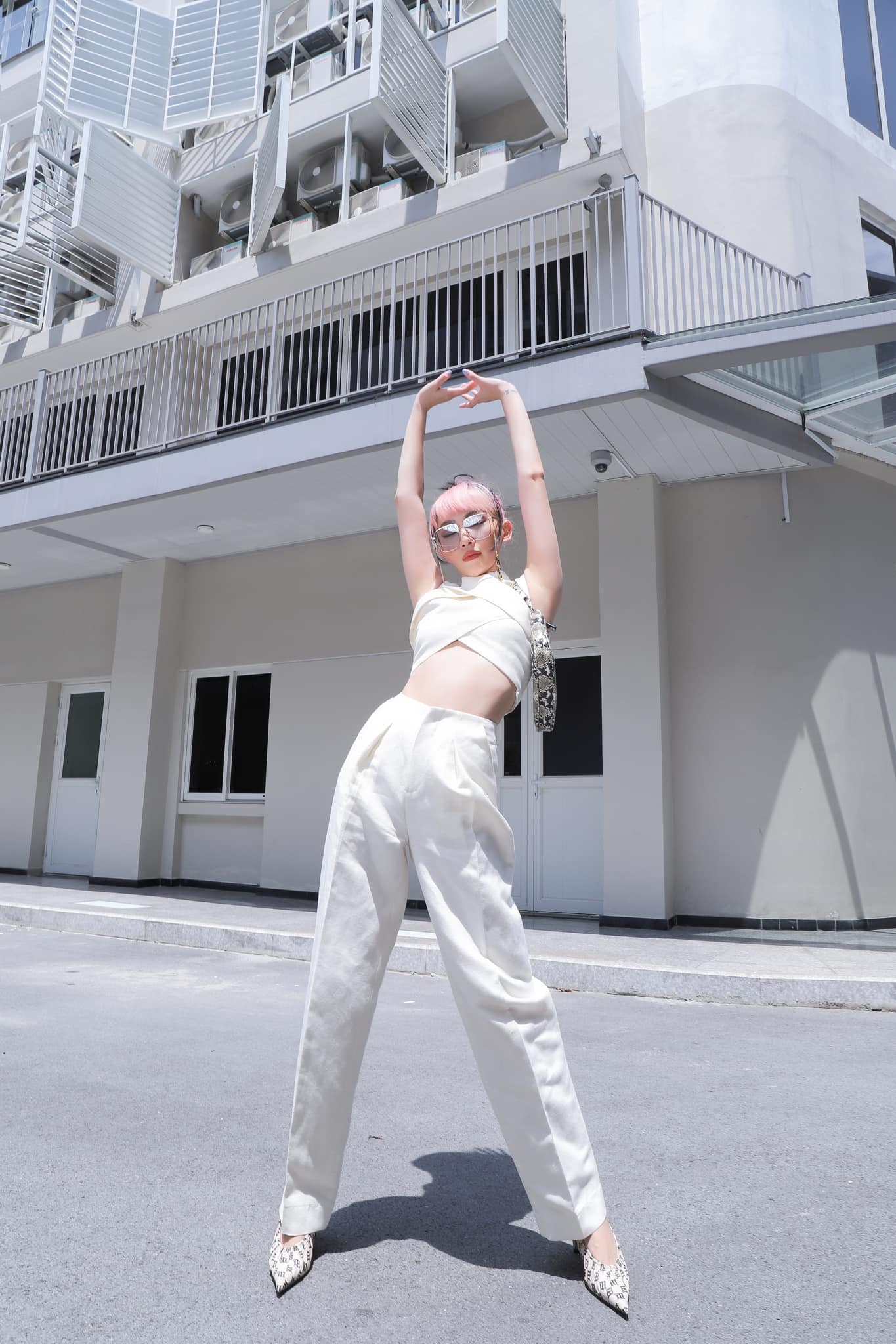 Học Tóc Tiên cách diện áo crop top siêu ngắn quyến rũ mà không phô phang