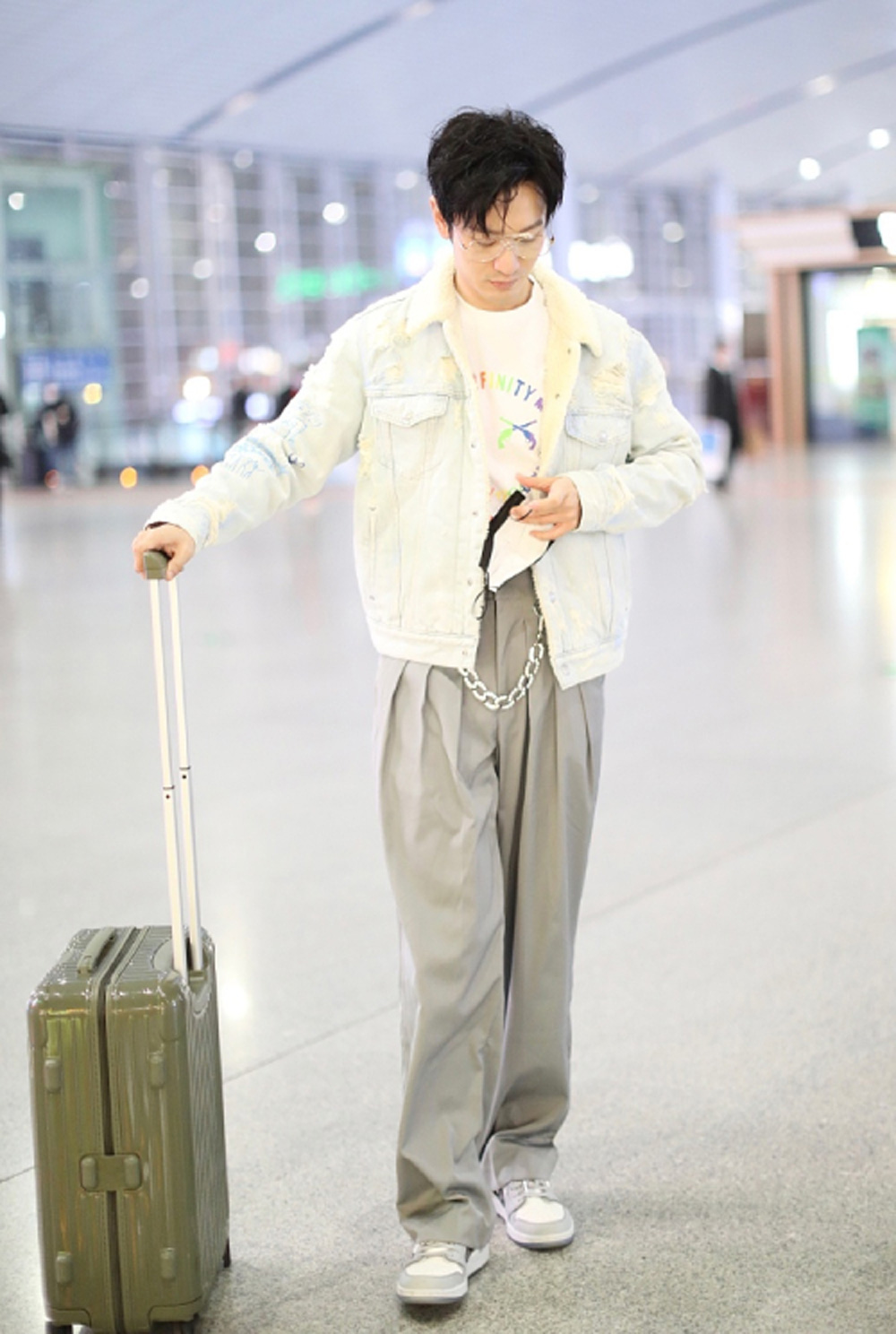Huỳnh Hiểu Minh tái xuất với body siêu gầy, hé lộ phương thức giảm cân bằng nước lọc (water fasting)