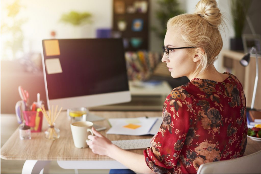 các kiểu tóc đơn giản tự làm: Tóc búi cao