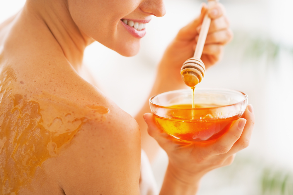 Sử dụng mật ong để làm mềm da