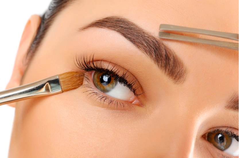 Viền mắt dưới bằng chì màu trắng hoặc phấn highlight
